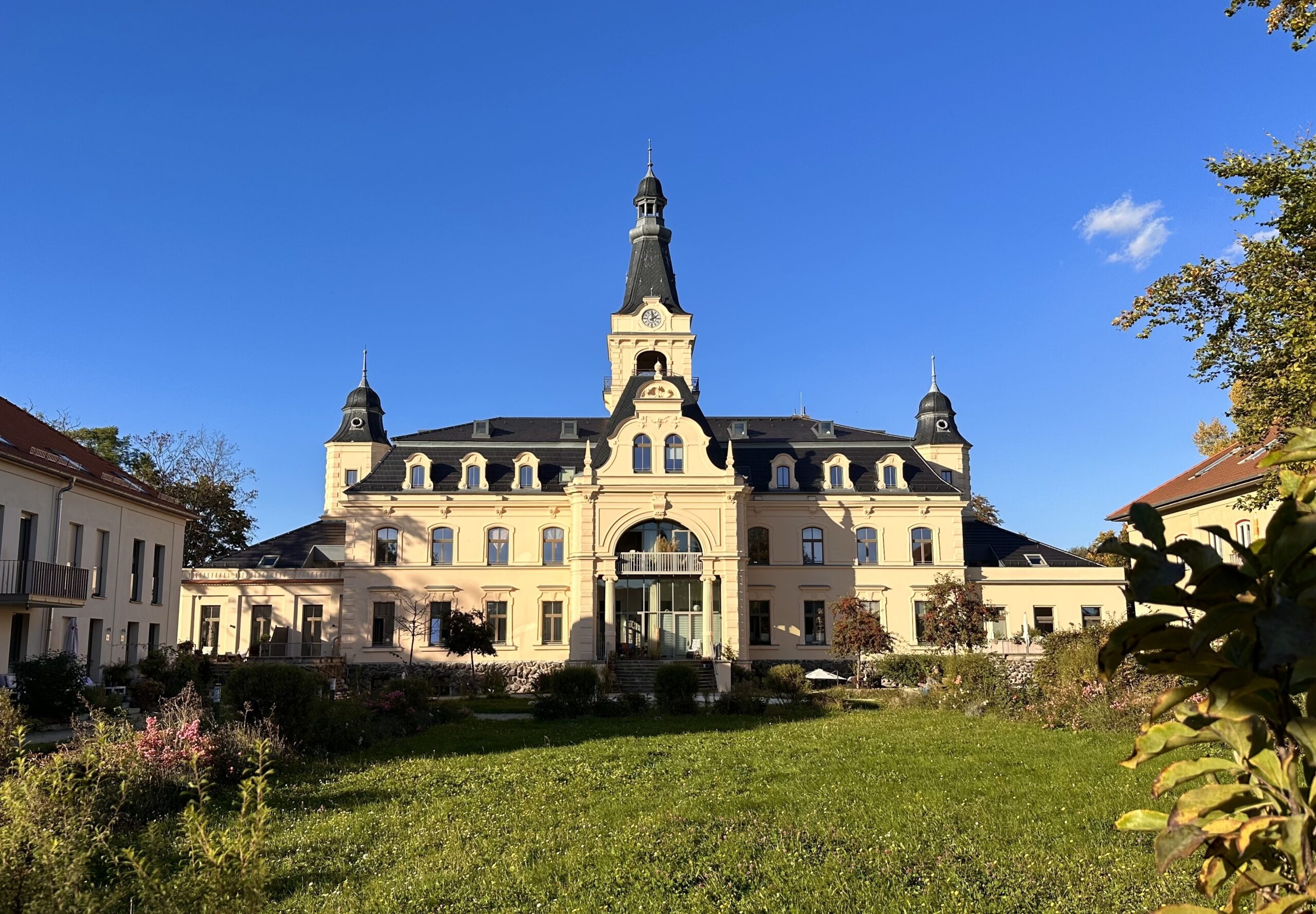 Rarität!! Einzigartige Maisonettewohnung mit Sonnenterrasse im beliebten Schloss Château de Roon 