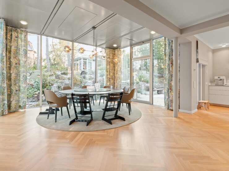 Essbereich mit Blick zur Küche