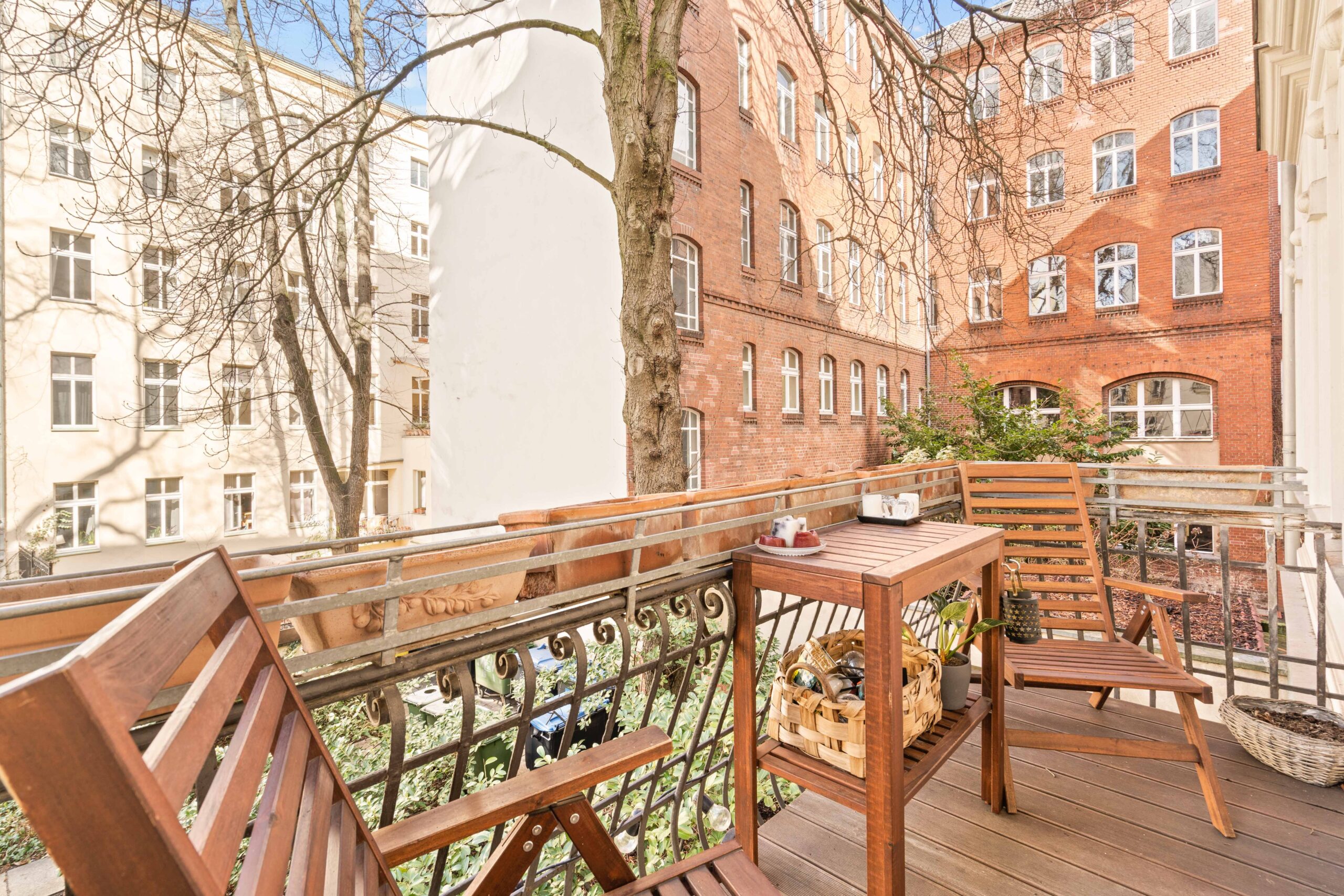 Ruhiger Balkon mit Blick auf den Innenhof