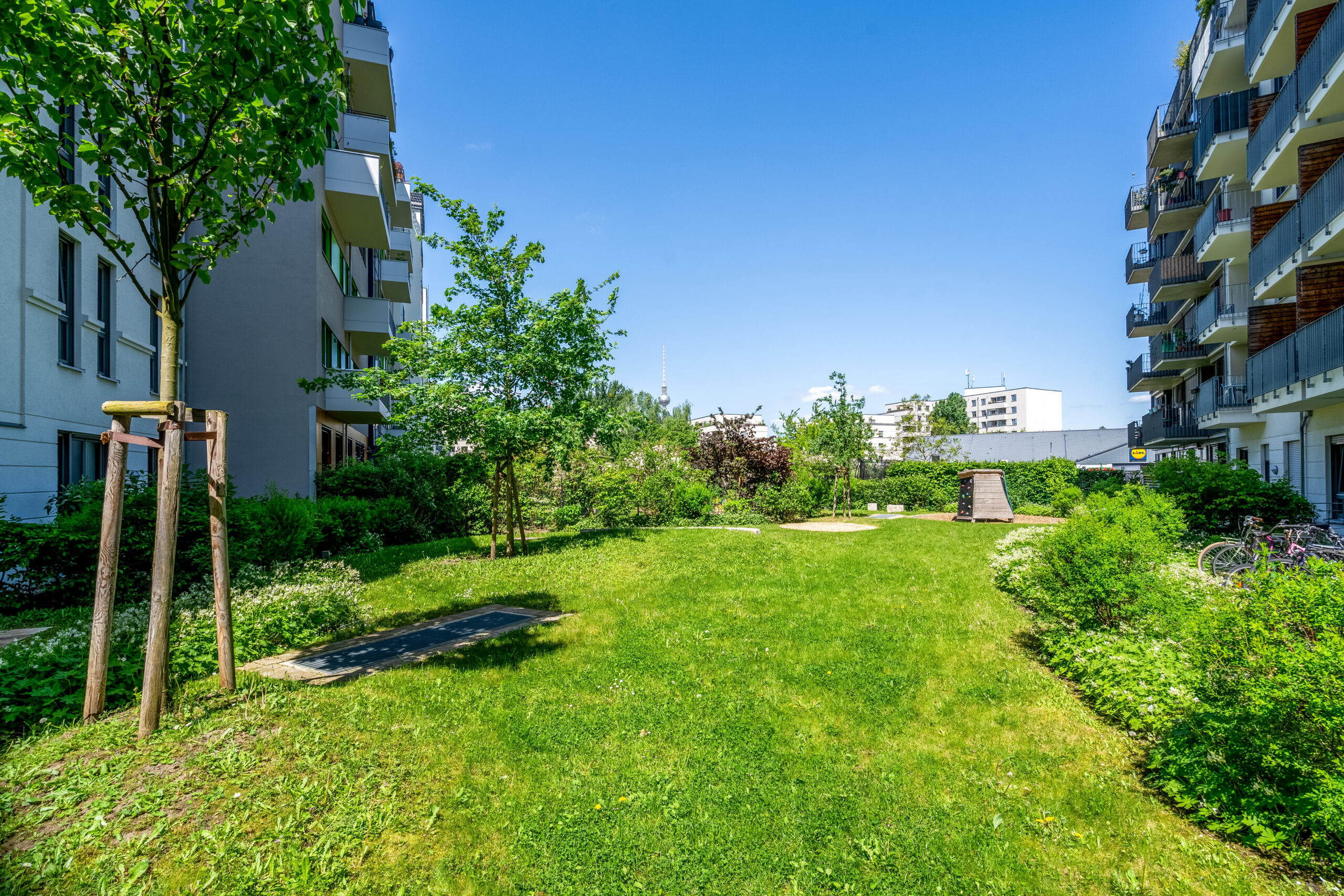 Liebevoll angelegter Garten mit Spielplatz