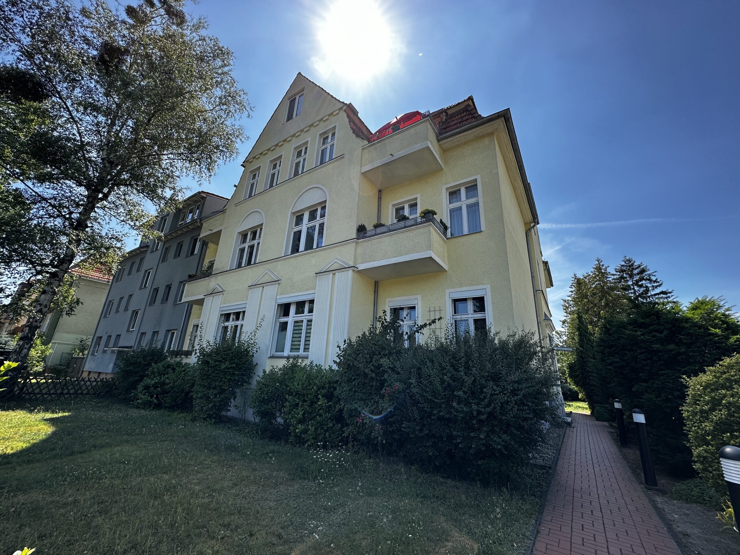 Großzügige und charmante Altbauwohnung mit Balkon in sehenswerter Stadtvilla