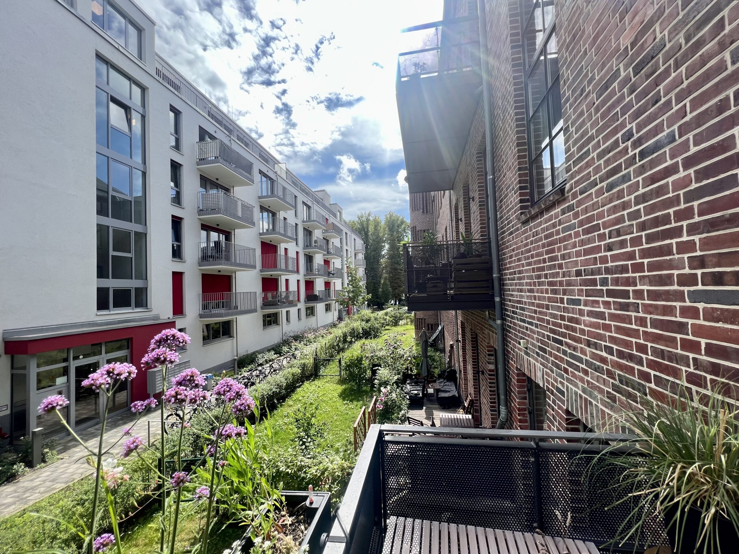 Großzügiger Sonnenbalkon mit privatem Garten