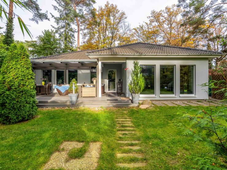 Architektonisches EFH mit Entwicklungspotenzial auf großem Grundstück in beliebter Lage