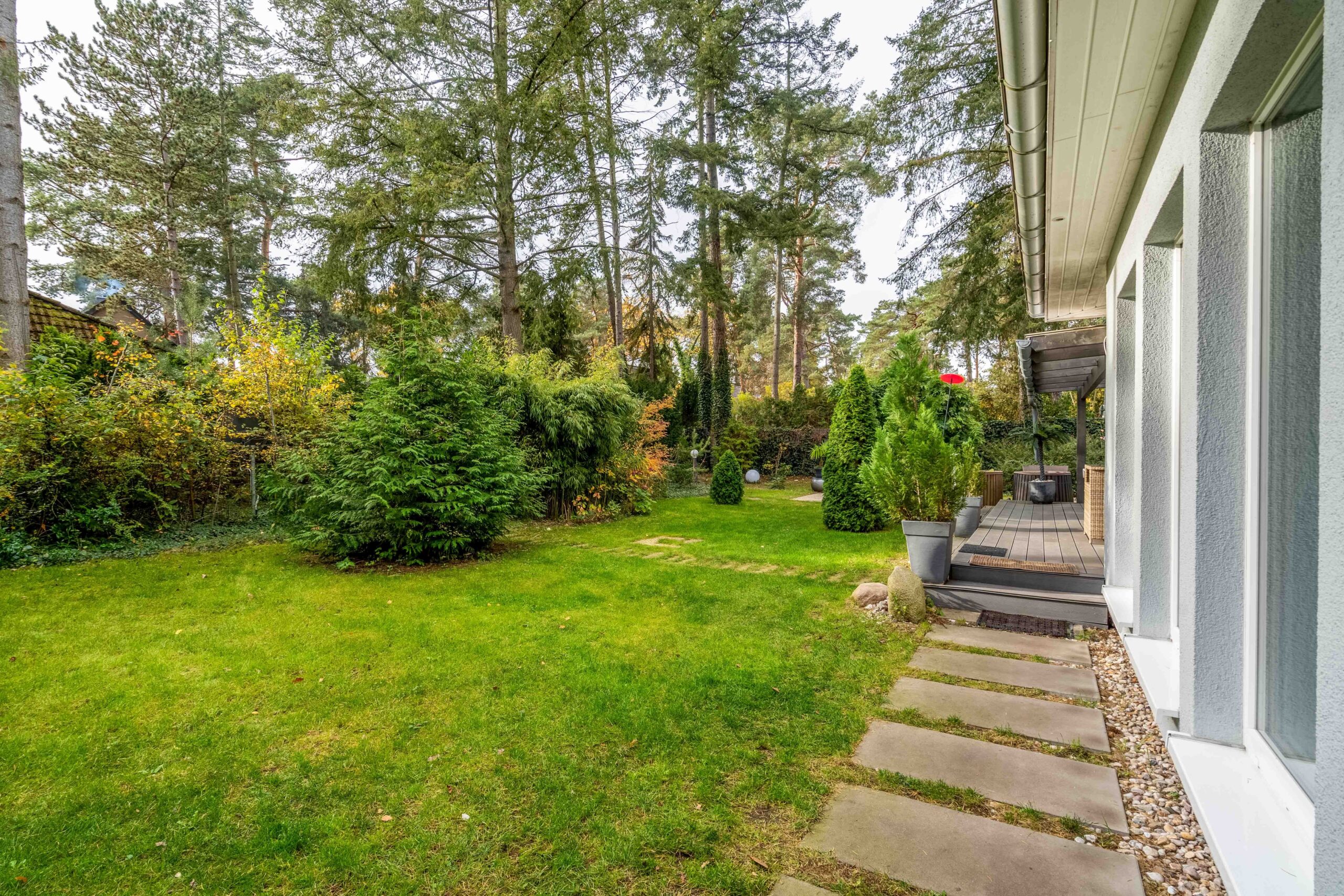 Weitläufer Garten mit wunderschönem Baumbestand