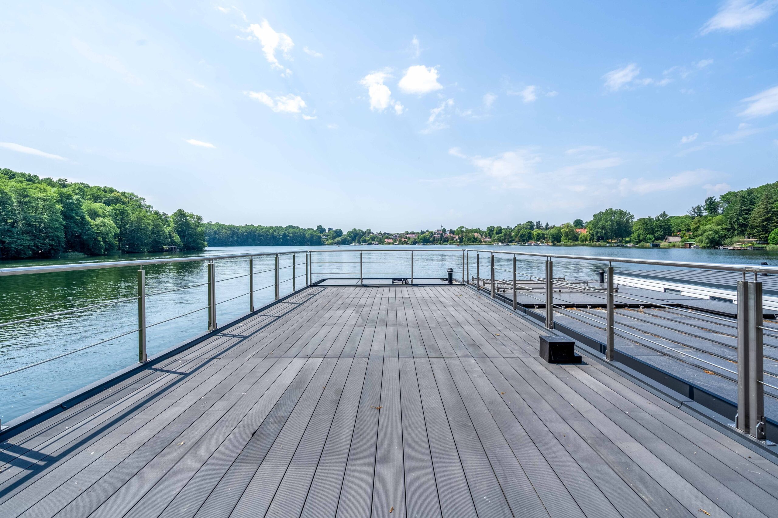 Wohnen auf dem Wasser: hochwertig ausgestattetes Hausboot mit ca. 110 qm WFL/NF und Liegeplatz