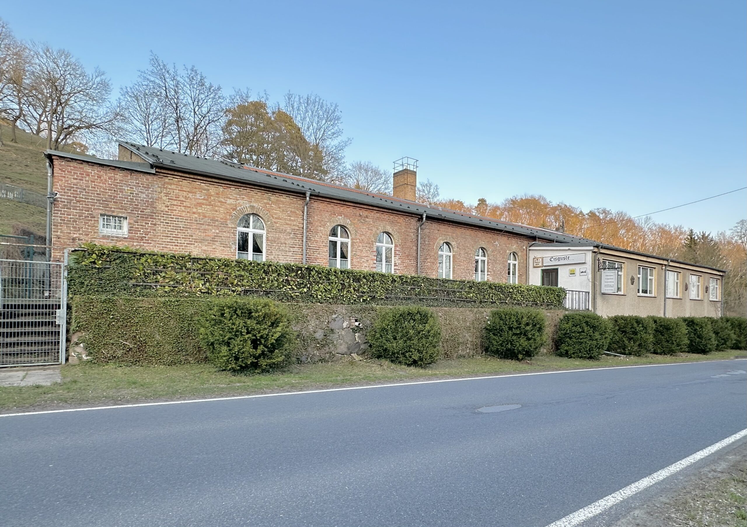 Charmante Herbergsanlage mit Seeblick – vielseitige Nutzung – ca. 2,3 ha Natur pur