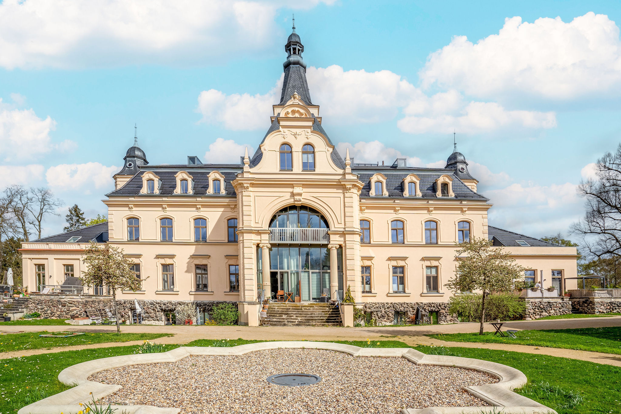 Exklusiv! Geräumige Wohnung mit vielen Highlights auf herrschaftlichem Anwesen