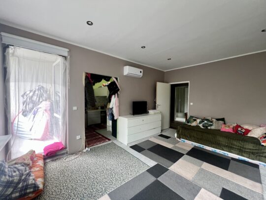 Kinderzimmer mit Blick zum angrenzenden Zimmer