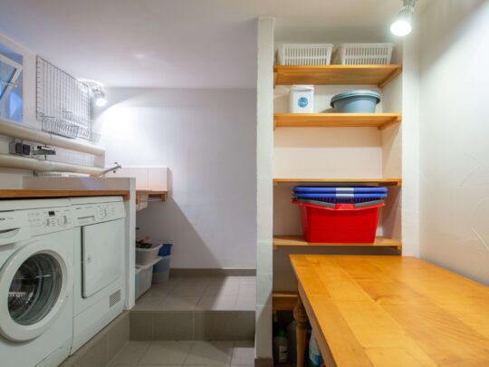 Waschraum und Duschbereich im Keller