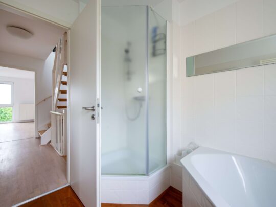 Bad mit Dusche und Badewanne