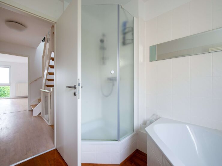 Bad mit Dusche und Badewanne