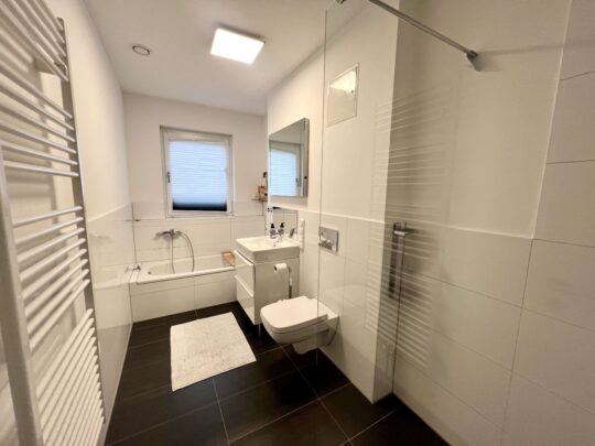 Tagesbelichtetes Vollbadezimmer