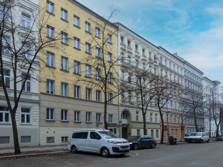 Berlin-Prenzlauer Berg: Großzügige 4-ZKB-Altbauwohnung im Hochparterre – Kapitalanlage mit Charme