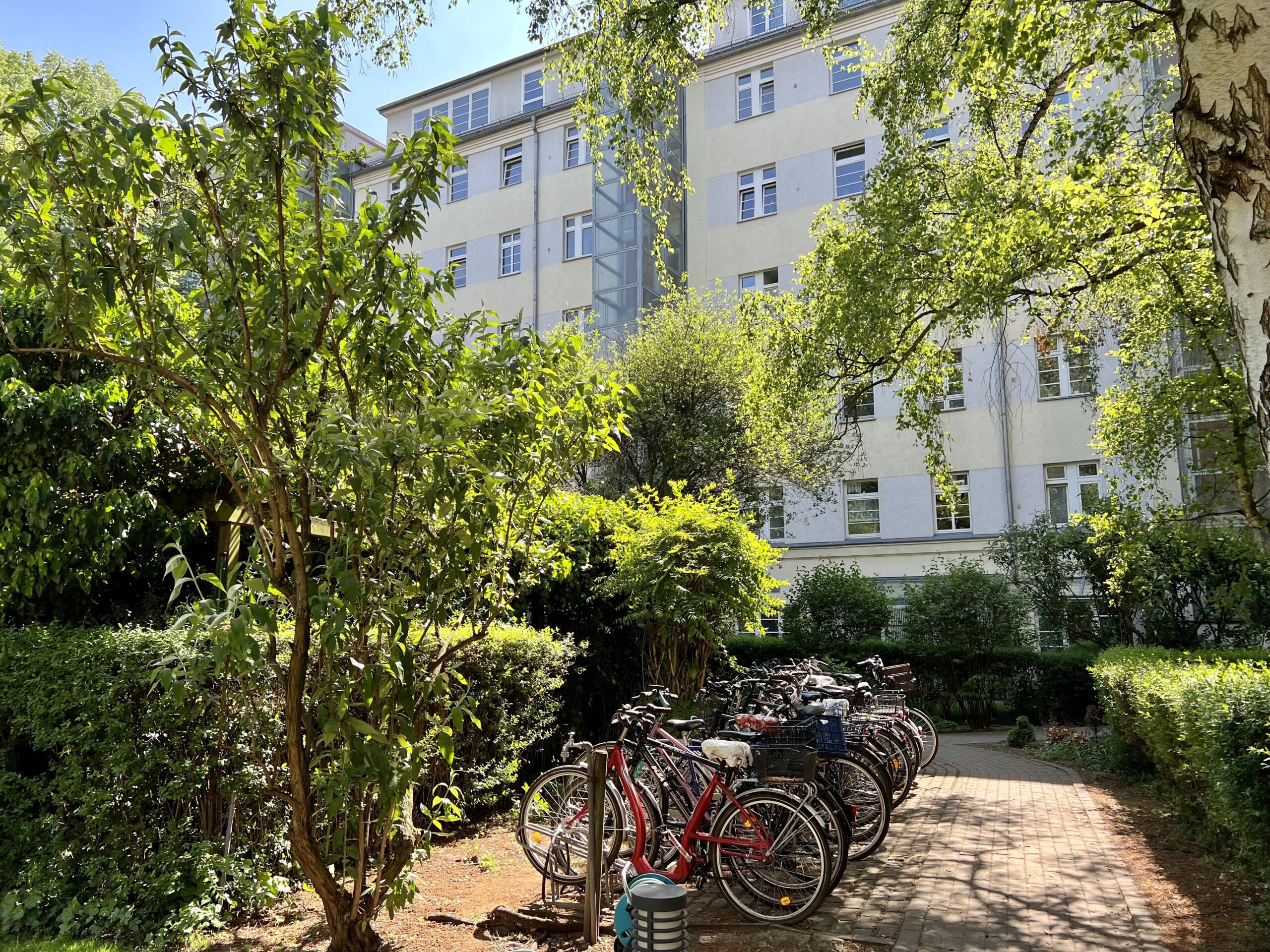 Begrünter Innenhof mit Fahrradstellplätzen