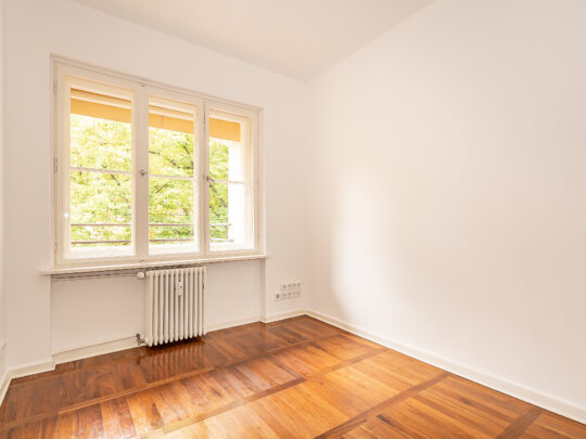 Helles Arbeitszimmer