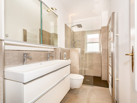 Modernes tagesbelichtetes Bad