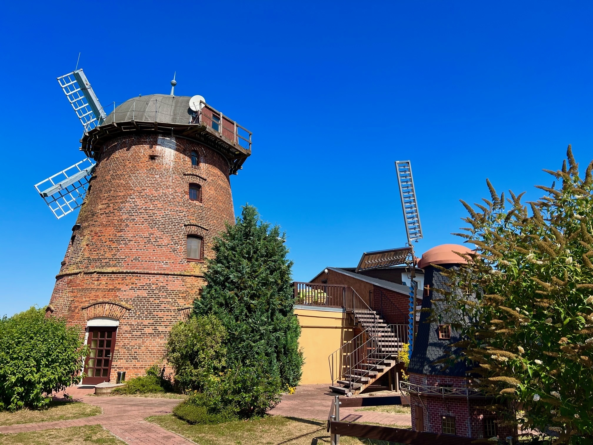 Ca. 10.500 m2 Grundstück! Die historische urig-idyllische Pension “Holländer Mühle” 