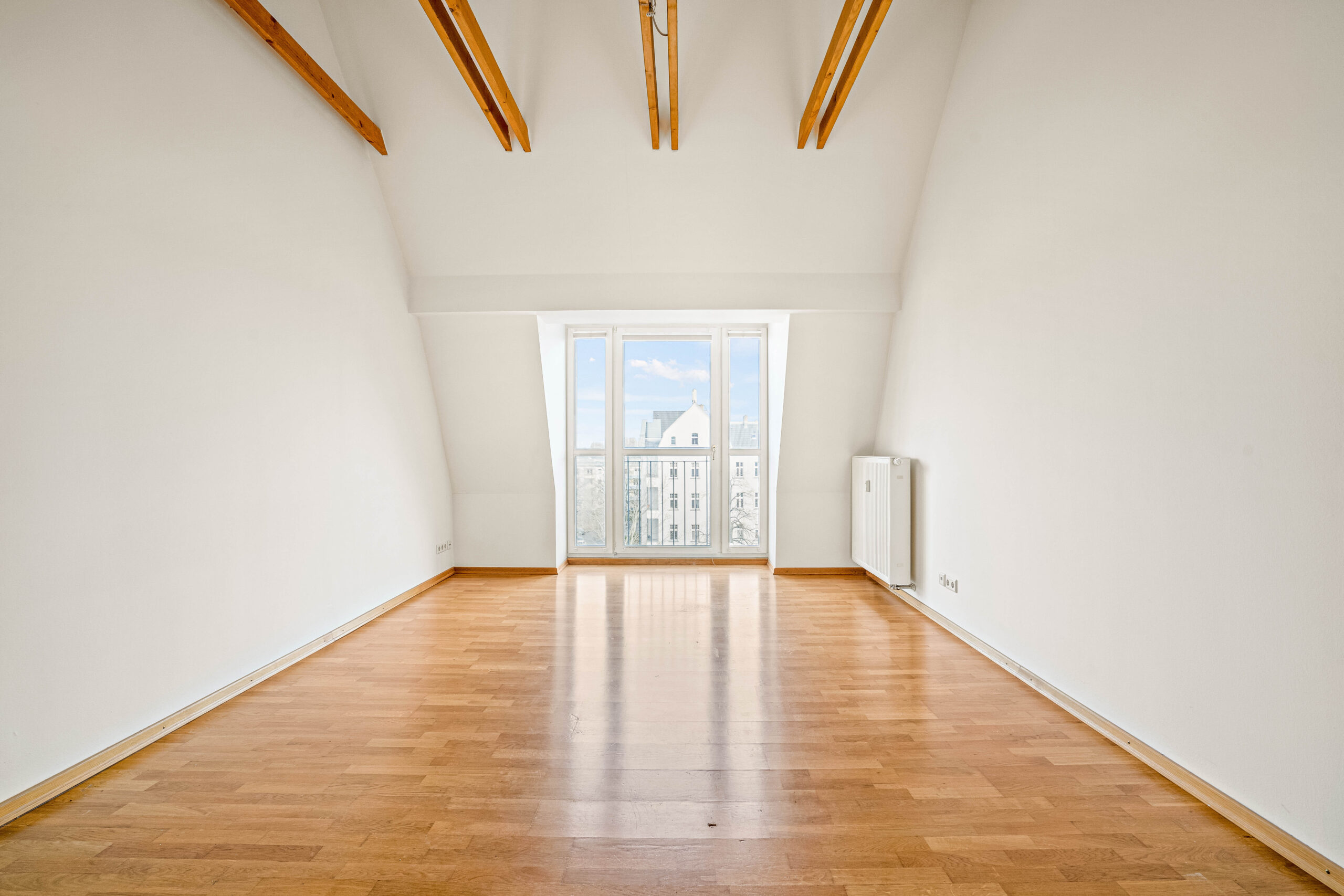 Moderne und bezugsfreie Dachgeschosswohnung mit großzügiger Terrasse in sehr begehrter Lage